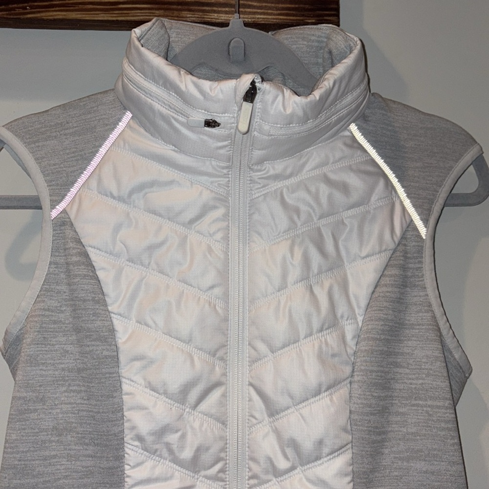 Zella Zelfusion Water Repellent Quilted Vest w/Hood Size Medium White/Gray - Picture 3 of 12